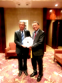 Prof. Rocky Tuan (right), Vice-Chancellor of CUHK, presented anniversary gift to Prof. Tian Gang, Vice President of PKU